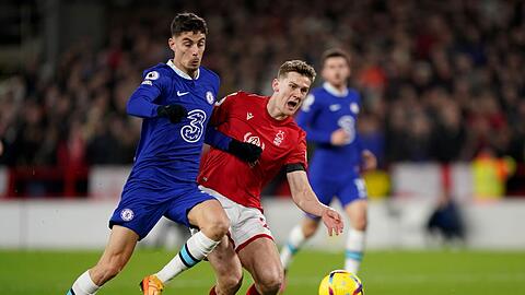 Kai Havertz (l) und der FC Chelsea kamen nicht über ein 1:1 bei Nottingham Forest hinaus.