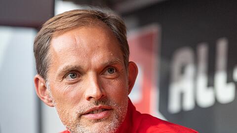 Thomas Tuchel, damaliger Trainer von Paris Saint-Germain, sitzt auf der Trainerbank.