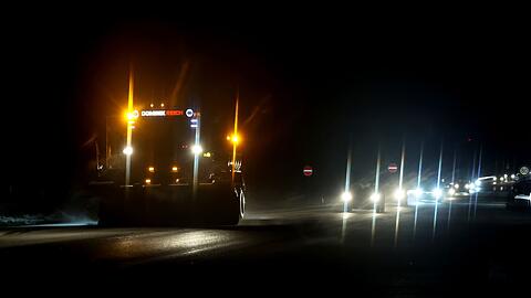 Auch in der Nacht wurde auf zahlreichen Stra&szlig;en Schnee ger&auml;umt.