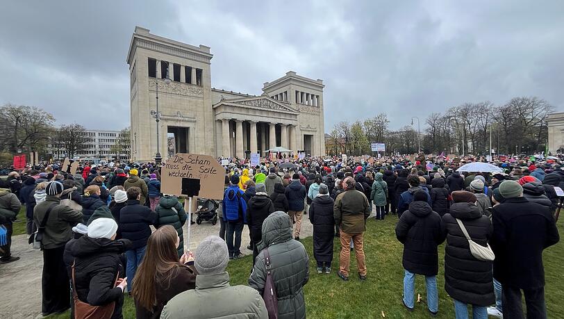 Im Schatten der Propyläen haben sich die Demonstranten versammelt um ihrer Wut Ausdruck zu geben. Im Schatten der Propyläen haben sich die Demonstranten versammelt um ihrer Wut Ausdruck zu geben.