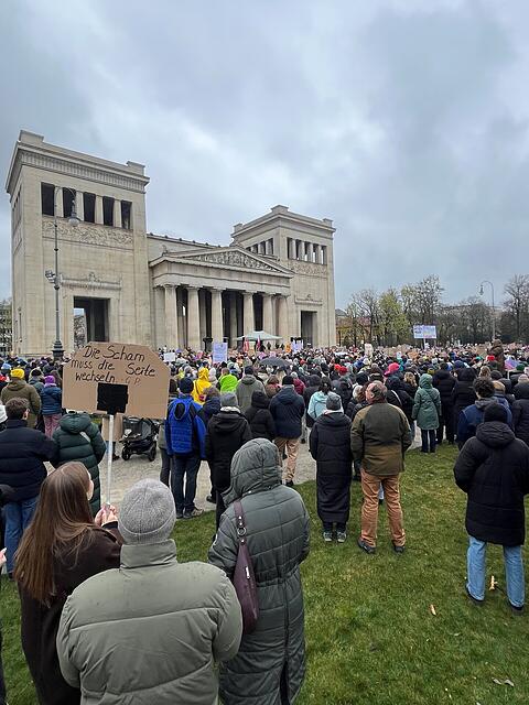 Im Schatten der Propyl&auml;en haben sich die Demonstranten versammelt um ihrer Wut Ausdruck zu geben.