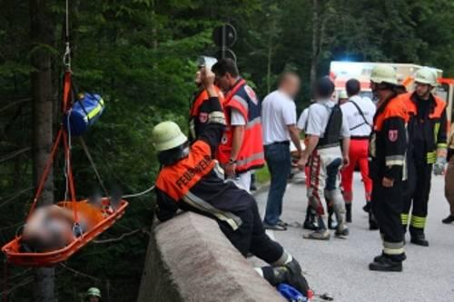 Dutzende Einsatzkräfte waren an der Unfallstelle und zogen den Kradfahrer in einer Schleifkorbtrage in die Höhe.