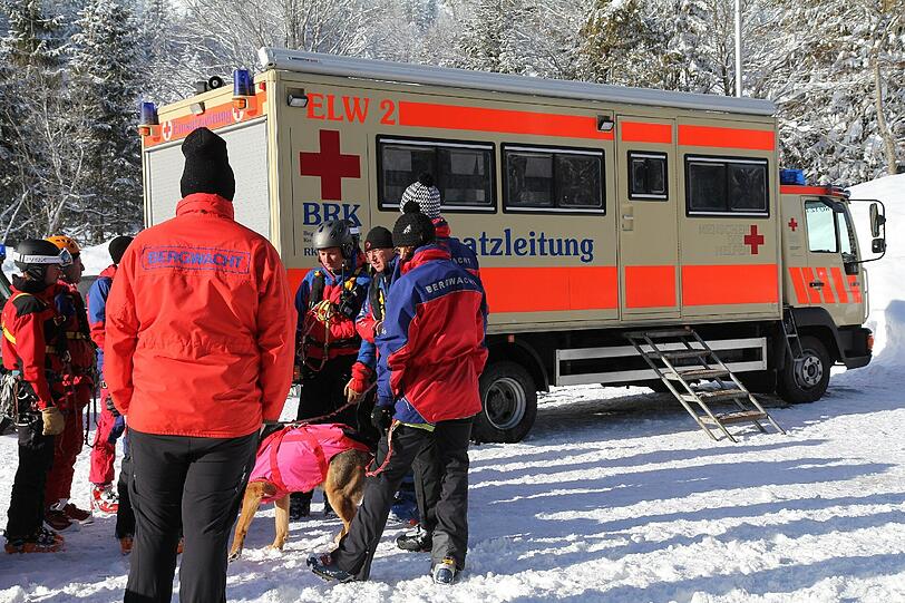 Der Lawinenabgang in der
Wendelsteinregion am Mittwochmorgen hat aller Wahrscheinlichkeit
nach keine Todesopfer gefordert. Eine am Vormittag gestartete
Suchaktion mit Einsatzkräften der Bergwacht und Hubschraubern sei
abgebrochen worden, teilte die Polizei am frühen Nachmittag mit. Die Bilder.