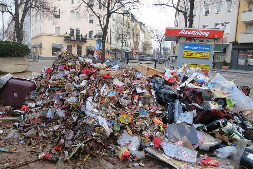 Katerstimmung nach einem rauschenden Fest. Die morgendlichen Impressionen von einem Stadtgang durch München, hier am Pariser Platz.