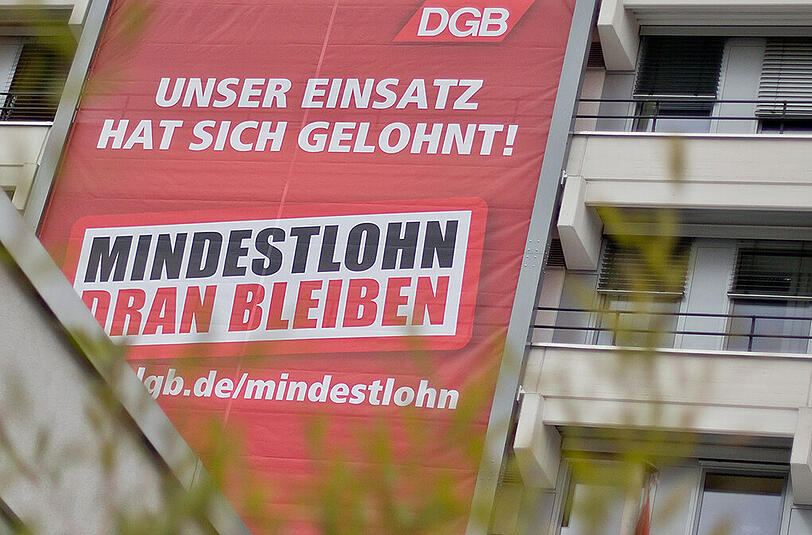 Am Freitag hat der DGB Bayern eine Pressekonferenz zur Zwischenbilanz nach einem Jahr Mindestlohn gegeben.
