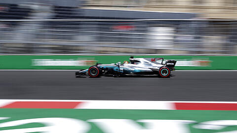 Lewis Hamilton braust zur Poleposition für den Großen Preis von Baku.