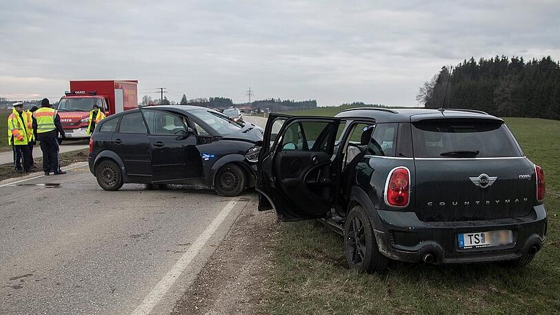 Der Audi-Fahrer erlag an der Unfallstelle seinen Verletzungen, die schwer verletzte Mini-Fahrerin kam ins Krankenhaus.