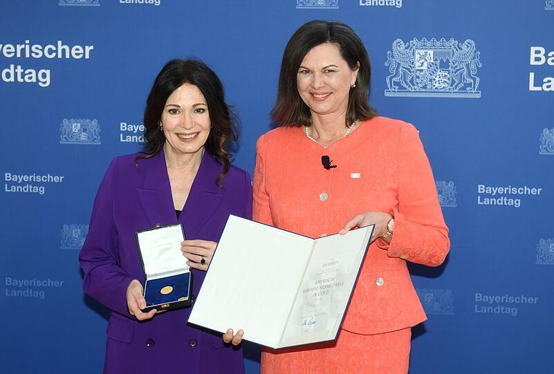 Iris Berben (l), Schauspielerin aus Deutschland, erhält von Ilse Aigner (CSU), Landtagspräsidentin, im Bayerischen Landtag die Verfassungsmedaille.