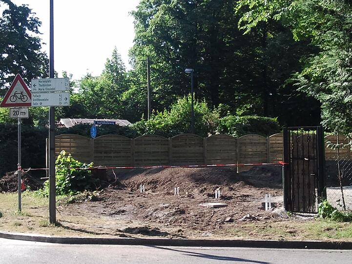Josephinenstraße Ecke Isartalbahnweg: Hier standen bis vor kurzem alte Bäume und Büsche.