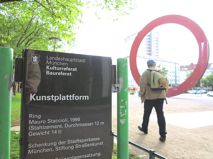 Kunst im öffentlichen Raum: AZ-Leser Djordje Matkovic hat die Schattenspiele der Skulptur an der Luisenstraße eingefangen.
