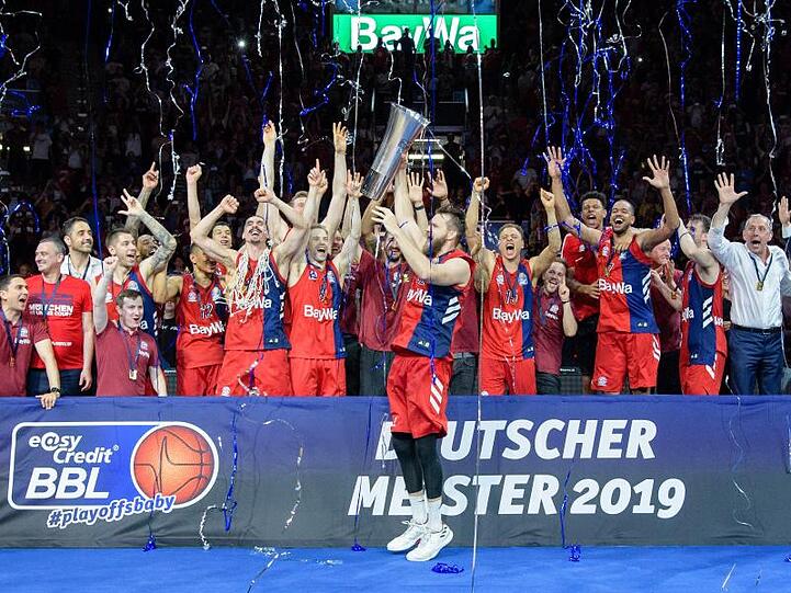 Die Spieler von München feiern die Meisterschaft.