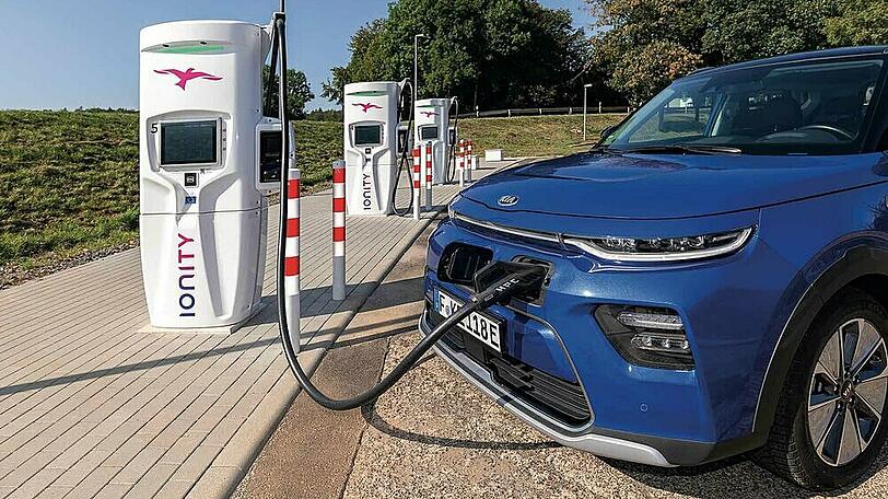 Ladestationen und E-Autos gehören immer mehr zum normalen Alltagsbild