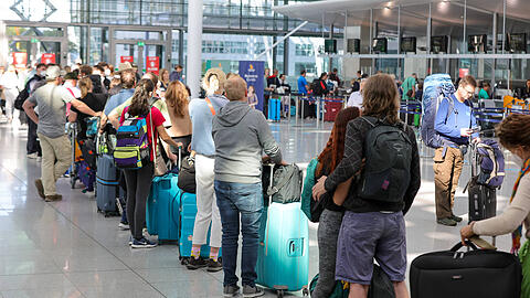 Am Freitag hatte die Lufthansa Flüge mit 130.000 betroffenen Passagieren vorsorglich abgesagt.