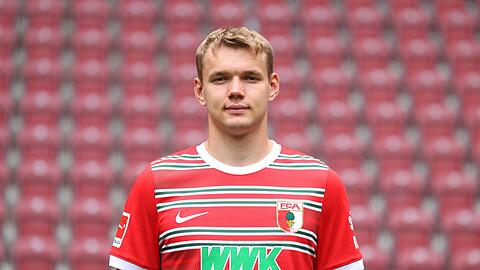 Lasse Günther steht beim Mannschaftsfototermin des FC Augsburg in der WWK-Arena.