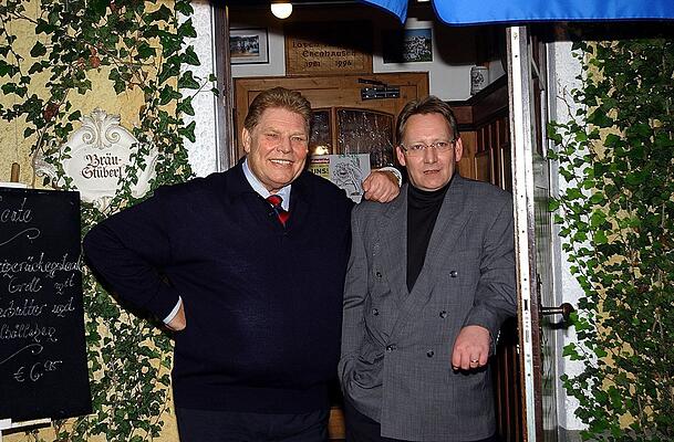 7. Mai 2006: Karl Heinz Wildmoser (l.) und Sohn vor dem Br&auml;ust&uuml;berl des Gasthofs Hinterbr&uuml;hl.