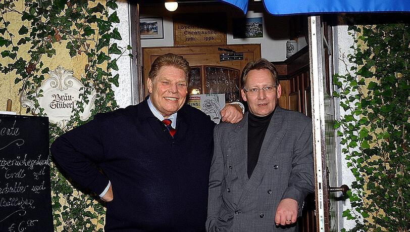 7. Mai 2006: Karl Heinz Wildmoser (l.) und Sohn vor dem Br&auml;ust&uuml;berl des Gasthofs Hinterbr&uuml;hl.