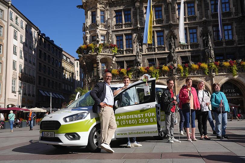 Rainer Henkel und SPD-Stadträtin Barbara Likus am Blindenmobil. Rechts neben ihnen stehen drei Münchner Sehbehinderte wie Fabian Herterich, die erleichtert sind über dieses zusätzliche Angebot. Herterich ist Mitarbeiter des Bayerischen Behindertenbeauftragten Holger Kiesel.