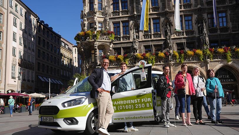 Rainer Henkel und SPD-Stadträtin Barbara Likus am Blindenmobil. Rechts neben ihnen stehen drei Münchner Sehbehinderte wie Fabian Herterich, die erleichtert sind über dieses zusätzliche Angebot. Herterich ist Mitarbeiter des Bayerischen Behindertenbeauftragten Holger Kiesel. Rainer Henkel und SPD-Stadträtin Barbara Likus am Blindenmobil. Rechts neben ihnen stehen drei Münchner Sehbehinderte wie Fabian Herterich, die erleichtert sind über dieses zusätzliche Angebot. Herterich ist Mitarbeiter des Bayerischen Behindertenbeauftragten Holger Kiesel.