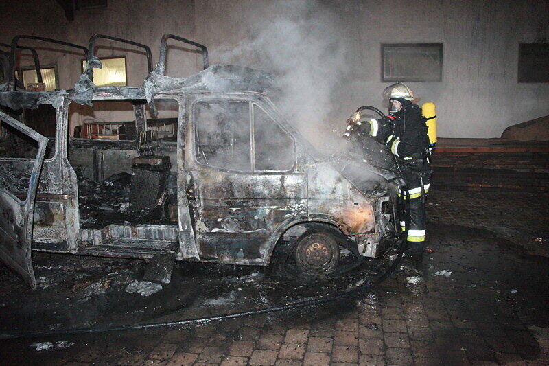Völlig ausgebrannt: In Tötenberg bei Aschau stand ein Klein-Lkw in Flammen. Als die Feuerwehren beim Fahrzeug eintrafen, stand es bereits voll in Brand. Die Ursache des Feuers war zum Montagmorgen noch unbekannt.