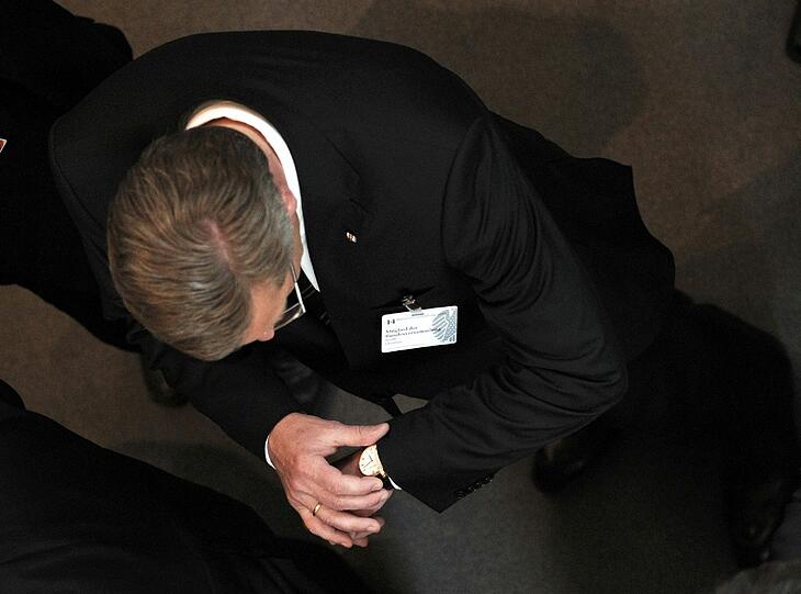 Der Privatkredit eines befreundeten
Unternehmer-Ehepaars wird für Bundespräsident Christian Wulff immer
mehr zur schweren Hypothek.