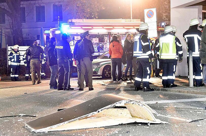 Die Täter sprengten den Geldautomat in die Luft. Schaden erlitt aber vor allem das Gebäude.
