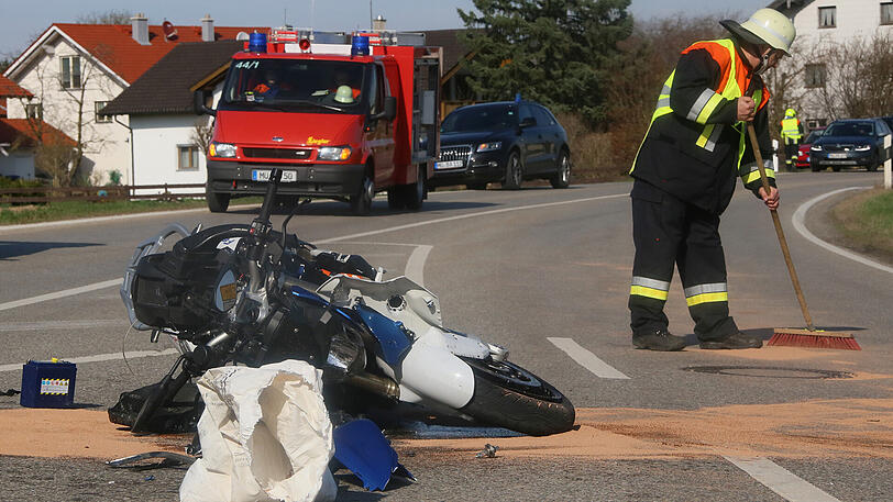 Der Motorradfahrer wurde verletzt und kam ins Krankenhaus. Die Bilder von der Unfallstelle.