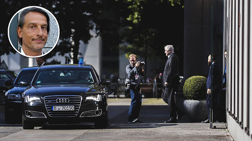 Bundesinnenminister Horst Seehofer am Montagabend in Berlin auf dem Weg zu seinem Dienstauto.