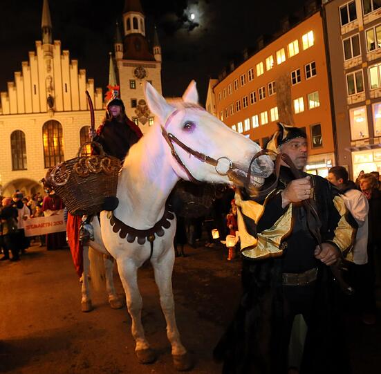 Leuchtende Augen und Lichterglanz: Beim Martinszug durch die Altstadt ging's vom Viktualienmarkt bis zum Dom. Der Breznreiter war auch dabei.