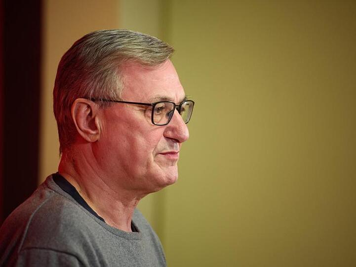 Bernd Riexinger, Parteivorsitzender Die Linke, spricht nach der Wahl des Landtags von Thüringen für einen neuen Ministerpräsidenten in der Parteizentrale zur Presse. Foto: Gregor Fischer/dpa/Archivbild