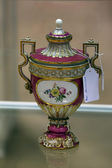 Meissner Ziervase mit Blumen.