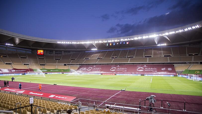 Immerhin 18.000 Zuschauer dürfen rein: Im Olympia-Stadion von Sevilla wird die spanische Nationalelf ihre drei Gruppenspiel austragen. Immerhin 18.000 Zuschauer dürfen rein: Im Olympia-Stadion von Sevilla wird die spanische Nationalelf ihre drei Gruppenspiel austragen.