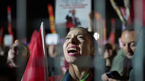 Erneut sind Tausende Menschen in der Türkei wegen der Festnahme des Istanbuler Bürgermeisters auf die Straßen gegangen.