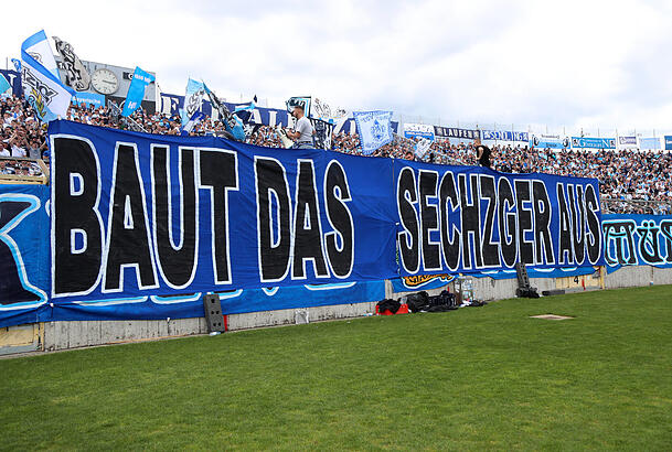 "Baut das Sechzger aus" fordern die Löwenfans auch immer wieder mit Aktionen im Stadion. "Baut das Sechzger aus" fordern die Löwenfans auch immer wieder mit Aktionen im Stadion.