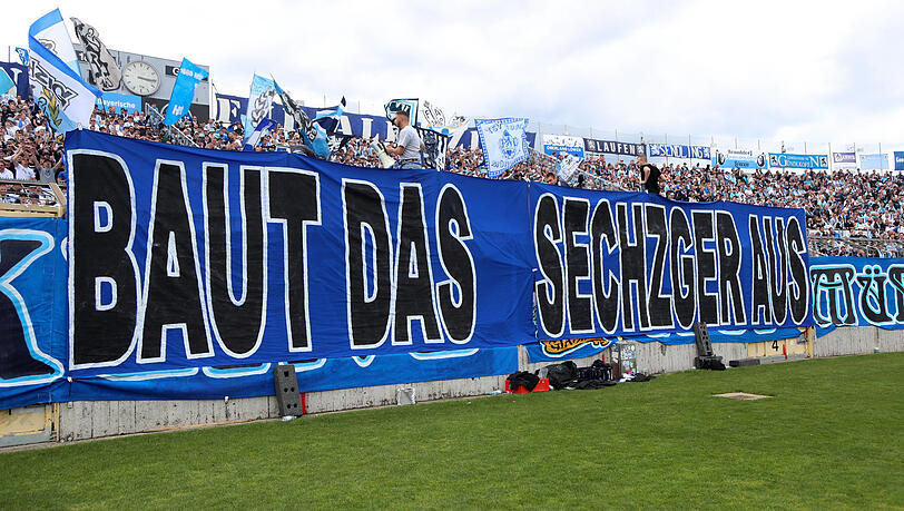 "Baut das Sechzger aus" fordern die Löwenfans auch immer wieder mit Aktionen im Stadion. "Baut das Sechzger aus" fordern die Löwenfans auch immer wieder mit Aktionen im Stadion.