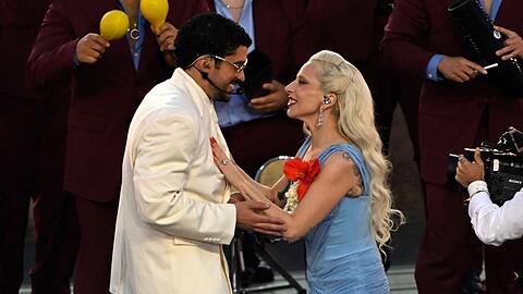 Neben Bad Bunny erschien pl&ouml;tzlich Lady Gaga auf der B&uuml;hne.