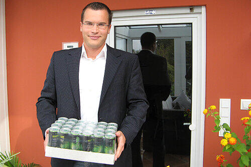 Einer der beiden Macher hinter dem Anti-Kater-Drink: Jörg Chladek mit einer Palette &bdquo;Prime Serum&ldquo;.