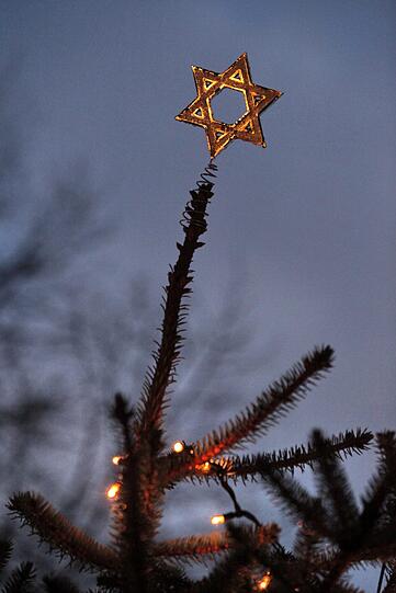 Ein Chanukka-Leuchter steht am Dienstag (20.12.2011) vor dem Brandenburger Tor in Berlin.
