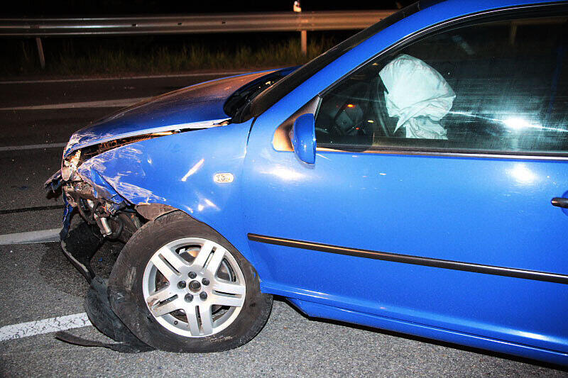 Ein Autofahrer nahm einem anderen bei der Einfahrt auf die Straße die Vorfahrt. Bei dem Unfall wurde eine Person leich verletzt.