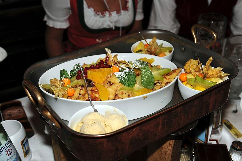 Zwischen all den Promis: ein Kaiserschmarrn im Käferzelt.