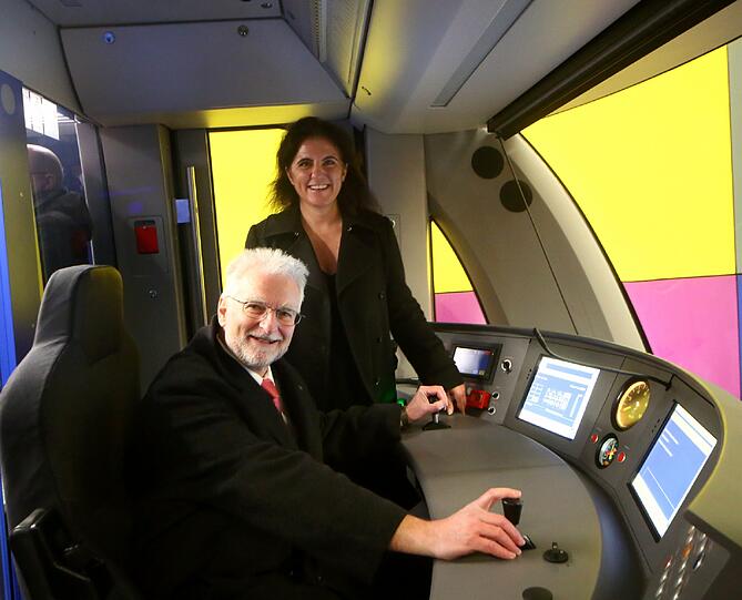 Entwicklungschefin bei Siemens, Sandra Gott-Karlbauer, und MVG-Chef Herbert König im Fahrerstand des neuen Zuges.