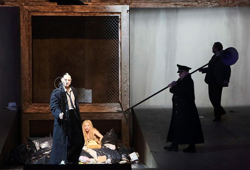 Die Schlussszene der Oper mit Christian Rieger (Eisenhardt), Barbara Hannigan (Marie), Kevin Conners (Pirzel) und Christoph Stephinger (Wesener).