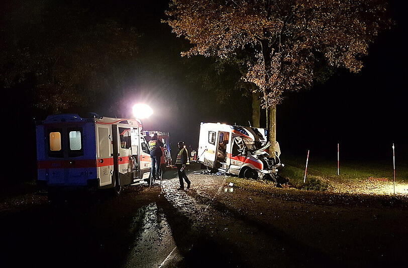 Der Rettungswagen prallte gegen einen Baum. Drei Menschen sterben.
