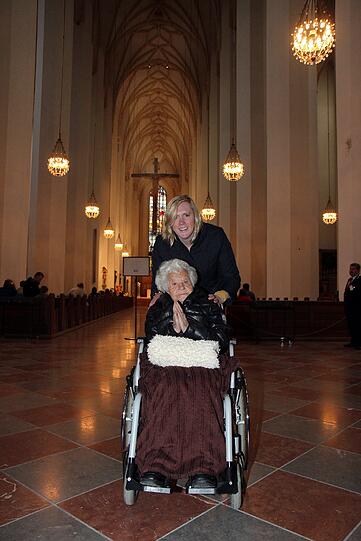 Apropos Familie: Oma Ellas Eltern haben in der Frauenkirche geheiratet. Deshalb wollte sie auch diesen Ort besuchen.