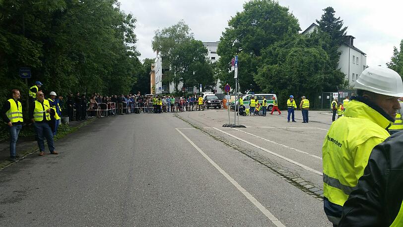 Die Polizei errichtet Absperrungen.