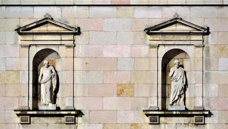 Ein Obdachloser Mann liegt vor der Glyptothek in München (Bayern). Foto: Nicolas Armer/Archiv Ein Obdachloser Mann liegt vor der Glyptothek in München (Bayern). Foto: Nicolas Armer/Archiv