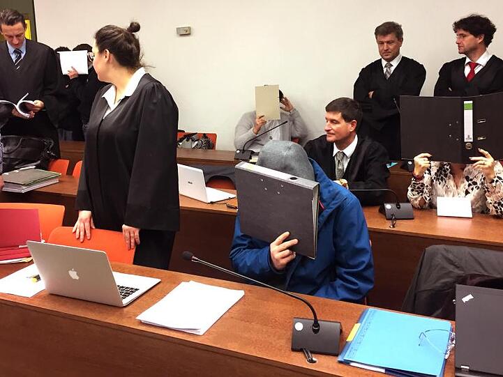 Angeklagte neben Verteidigern im Autobetrugs-Prozess. Foto: Britta Schultejans/dpa