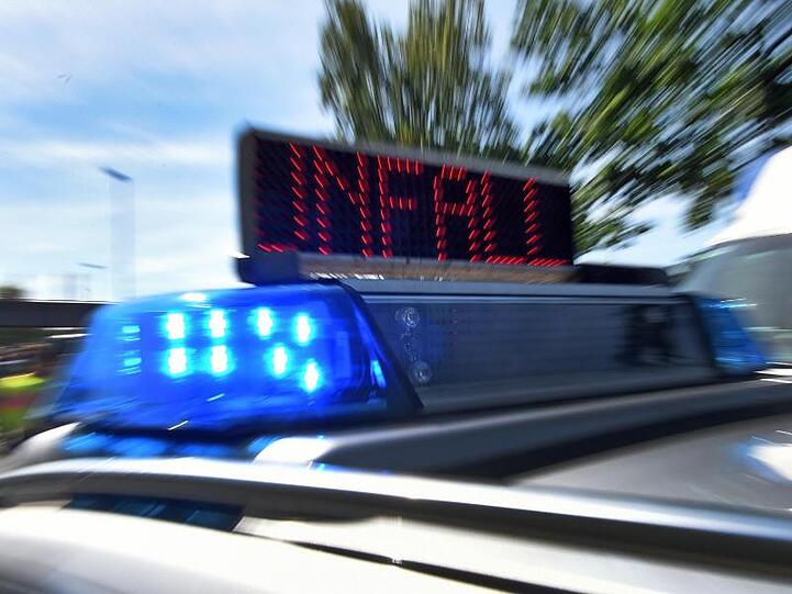 Blaulicht und Laufschrift "Unfall" am Einsatzfahrzeug der Polizei. Foto: Holger Hollemann/dpa/Symbolbild