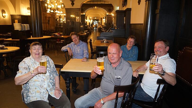 Erika Kosch, Wirt Thomas Vollmer, Sebastian Mayer, Ingrid Müller und Josef Durchdenwald (v.l.) bei ihrem Augustiner-Stammtisch am Montag. Erika Kosch, Wirt Thomas Vollmer, Sebastian Mayer, Ingrid Müller und Josef Durchdenwald (v.l.) bei ihrem Augustiner-Stammtisch am Montag.