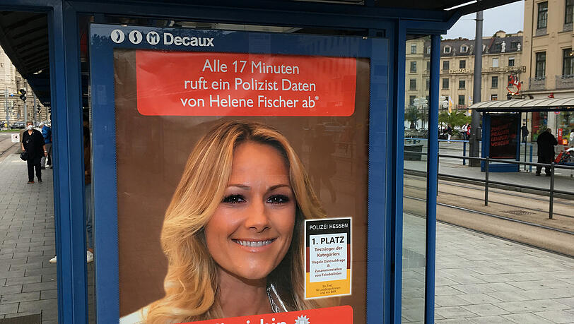 Auch am Stachus wurden die Plakate angebracht.