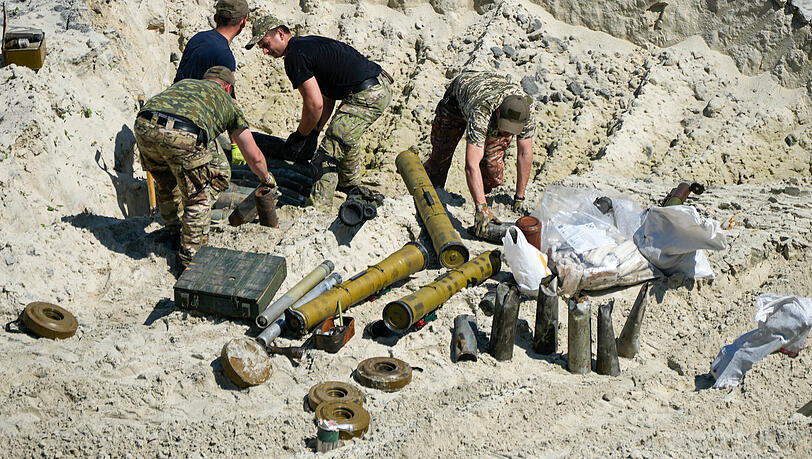 Ukrainische Soldaten bereiten sich darauf vor, nicht explodierte russische Munition zu zünden. Ukrainische Soldaten bereiten sich darauf vor, nicht explodierte russische Munition zu zünden.